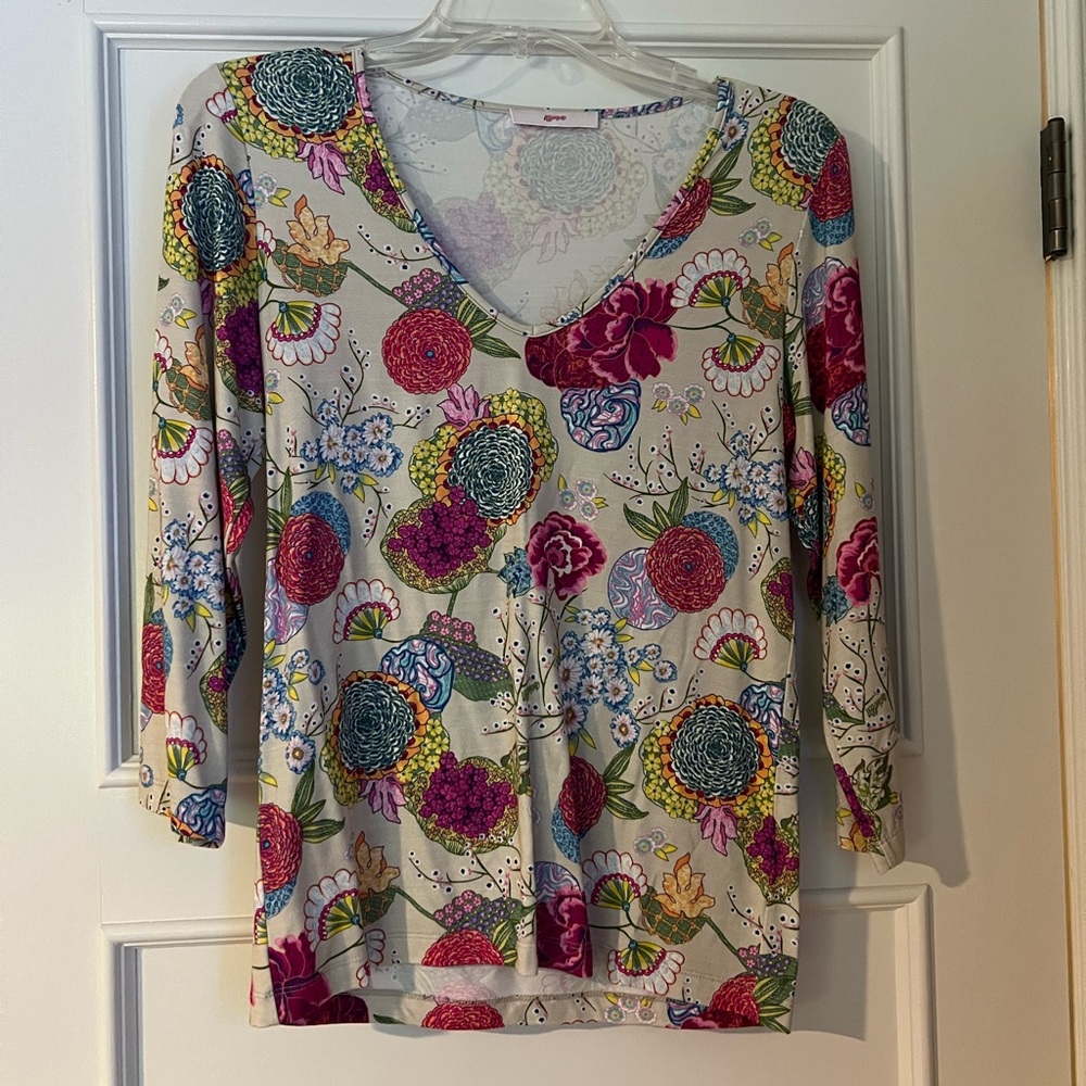 Leggiardo Floral V-Neck Women's Top